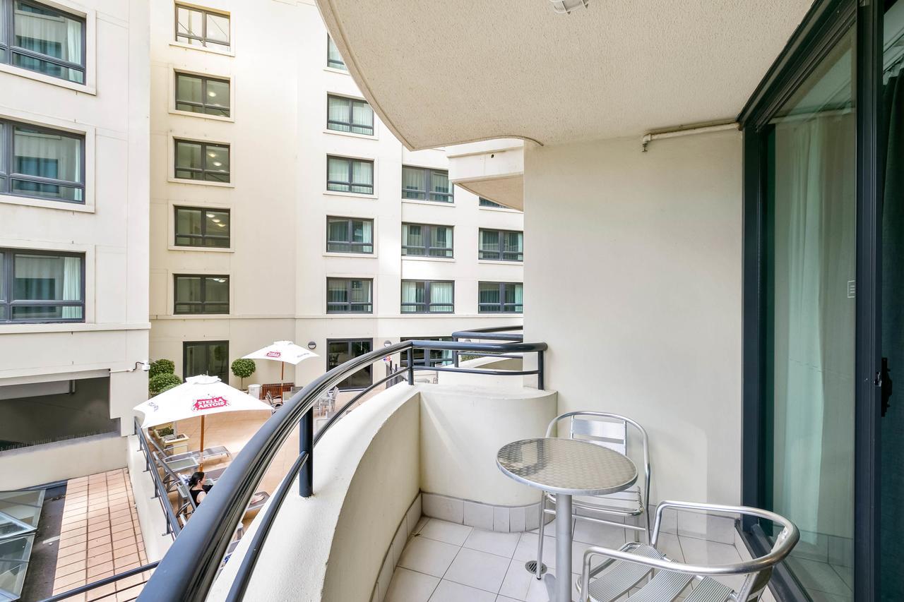 Апарт отель Mantra Parramatta Сидней Экстерьер фото